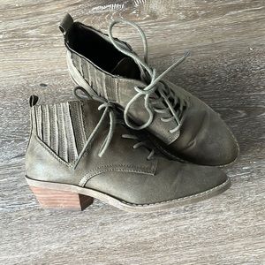 Short heeled booties